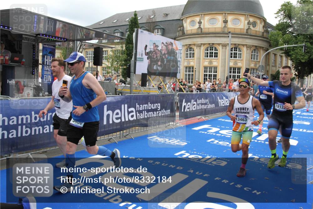 29.06.2025 - hella hamburg halbmarathon Michael Strokosch http://msf.ph/oto/8332184 29.06.2025 10:49:57 Ziel 2540, 4017, 5460, 8454, 8455, 9126, 9200, 9491, 9597, 12527, 12733, 13463, 16716, 16732, 16800, 16887, 19109, 19122 meine-sportfotos.de