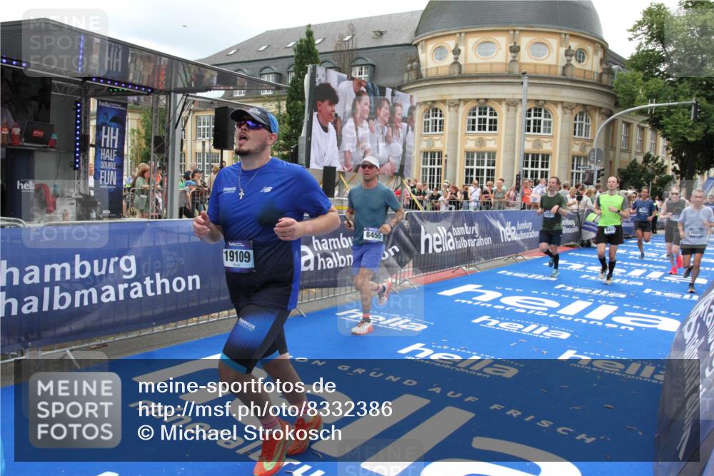 29.06.2025 - hella hamburg halbmarathon Michael Strokosch http://msf.ph/oto/8332386 29.06.2025 10:49:59 Ziel 2540, 3692, 3852, 4017, 5460, 7100, 8454, 8455, 9126, 9213, 9491, 9597, 12271, 12527, 12733, 13463, 16716, 16732, 16887, 19109, 19112, 19122 meine-sportfotos.de