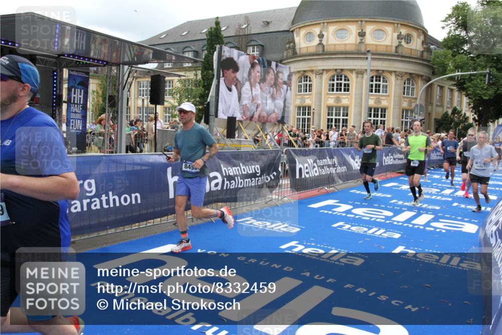 29.06.2025 - hella hamburg halbmarathon Michael Strokosch http://msf.ph/oto/8332459 29.06.2025 10:49:59 Ziel 2540, 3692, 3852, 4017, 5460, 7100, 8454, 8455, 9126, 9213, 9491, 9597, 12271, 12527, 12733, 13463, 16716, 16732, 16887, 19109, 19112, 19122 meine-sportfotos.de