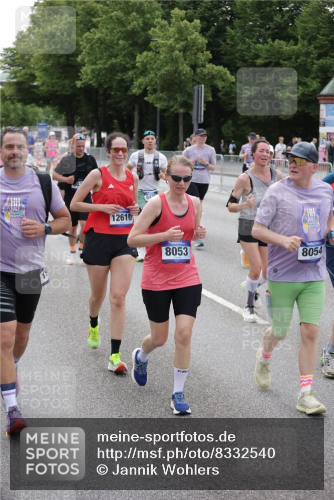 29.06.2025 - hella hamburg halbmarathon Jannik Wohlers http://msf.ph/oto/8332540 29.06.2025 10:40:26 Lombardsbrücke 1075, 1323, 2042, 2173, 2206, 2299, 2858, 3121, 3306, 3432, 3694, 4044, 4234, 4530, 4612, 4774, 4775, 4972, 5753, 6098, 6163, 6289, 6842, 7293, 7956, 8053, 8054, 8429, 8430, 9009, 9237, 9437, 9946, 10166, 10940, 11053, 11686, 12191, 12610, 12692, 12699, 13773, 15154, 15905, 16028, 16297, 16449, 16450, 17233, 17234, 17267, 17879, 19087, 19168 meine-sportfotos.de