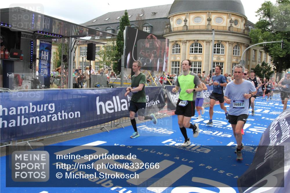 29.06.2025 - hella hamburg halbmarathon Michael Strokosch http://msf.ph/oto/8332666 29.06.2025 10:50:00 Ziel 2540, 3692, 3852, 7100, 7657, 8454, 8455, 9213, 9491, 9597, 12271, 12527, 12733, 13225, 13758, 16716, 16732, 16887, 19109, 19112 meine-sportfotos.de