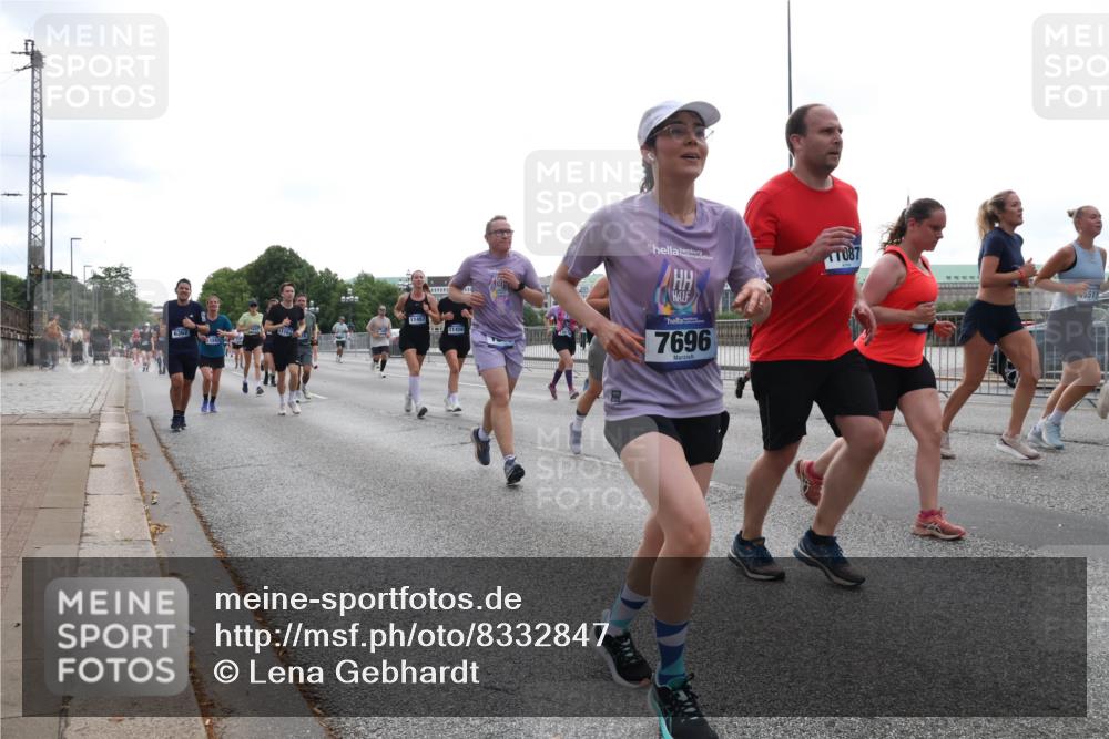 29.06.2025 - hella hamburg halbmarathon Lena Gebhardt http://msf.ph/oto/8332847 29.06.2025 10:37:59 Lombardsbrücke 6362, 11457, 11456, 20, 7696, 087, 5511, 1196, 1394, 1457, 1475, 1578, 1742, 1799, 1901, 1966, 1985, 2199, 2786, 2853, 3230, 3242, 3246, 3633, 3716, 3880, 4414, 4921, 5139, 5300, 5522, 5713, 5875, 6199, 6200, 6243, 6362, 6697, 6751, 6930, 6955, 7118, 7124, 7165, 7244, 7321, 7350, 7552, 7629, 7696, 7914, 8985, 9247, 9288, 9895, 10159, 10506, 10836, 11087, 11543, 12123, 12254, 12472, 12824, 16680, 17798 meine-sportfotos.de
