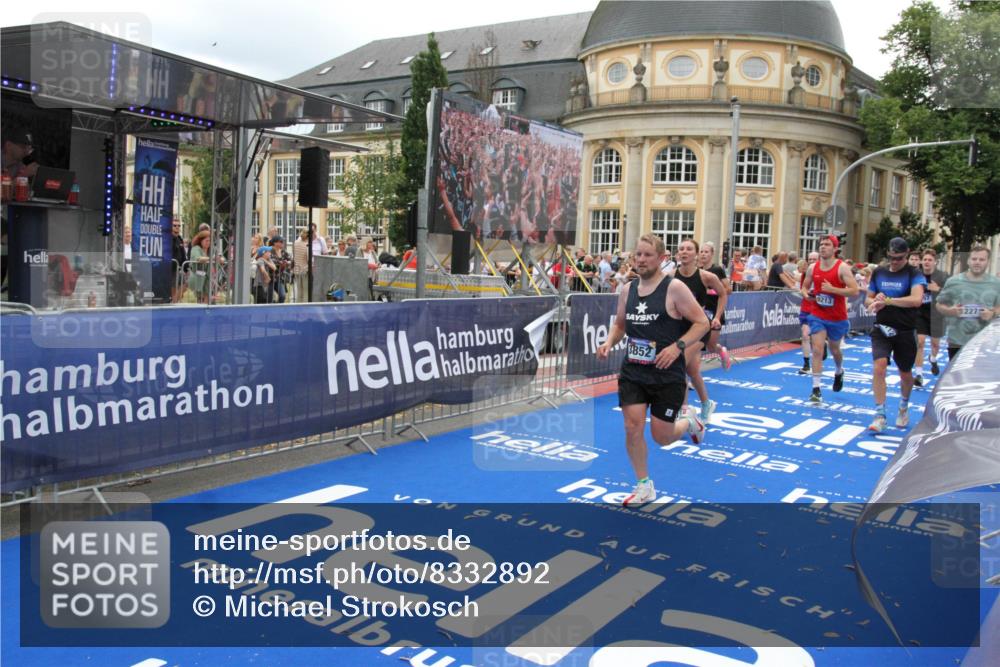 29.06.2025 - hella hamburg halbmarathon Michael Strokosch http://msf.ph/oto/8332892 29.06.2025 10:50:04 Ziel 1216, 1321, 2020, 3692, 3852, 7100, 7657, 8454, 9031, 9213, 9303, 12271, 12733, 13225, 13758, 16403, 16716, 16732, 18884, 19112 meine-sportfotos.de