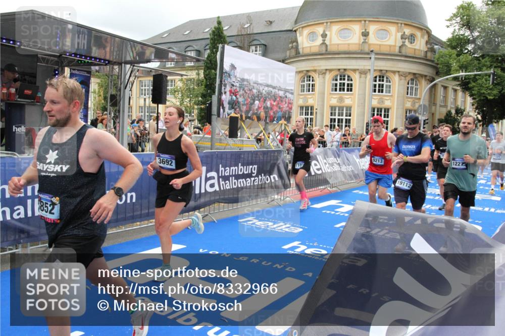 29.06.2025 - hella hamburg halbmarathon Michael Strokosch http://msf.ph/oto/8332966 29.06.2025 10:50:05 Ziel 1216, 1321, 2020, 3692, 3852, 7100, 7657, 9031, 9213, 9303, 9965, 12271, 13225, 13758, 16403, 16716, 18884, 19112 meine-sportfotos.de