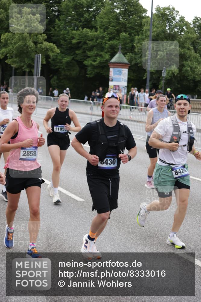 29.06.2025 - hella hamburg halbmarathon Jannik Wohlers http://msf.ph/oto/8333016 29.06.2025 10:40:29 Lombardsbrücke 1075, 1323, 2173, 2299, 2858, 3121, 3306, 3432, 3694, 4044, 4234, 4530, 4774, 4775, 4972, 5753, 6098, 6163, 6289, 6842, 7293, 8053, 8054, 8429, 8430, 9009, 9237, 9437, 9946, 10644, 10940, 11053, 11686, 12191, 12610, 12692, 12699, 13773, 14553, 16028, 16297, 16449, 16450, 17233, 17234, 17267, 17879, 19087 meine-sportfotos.de