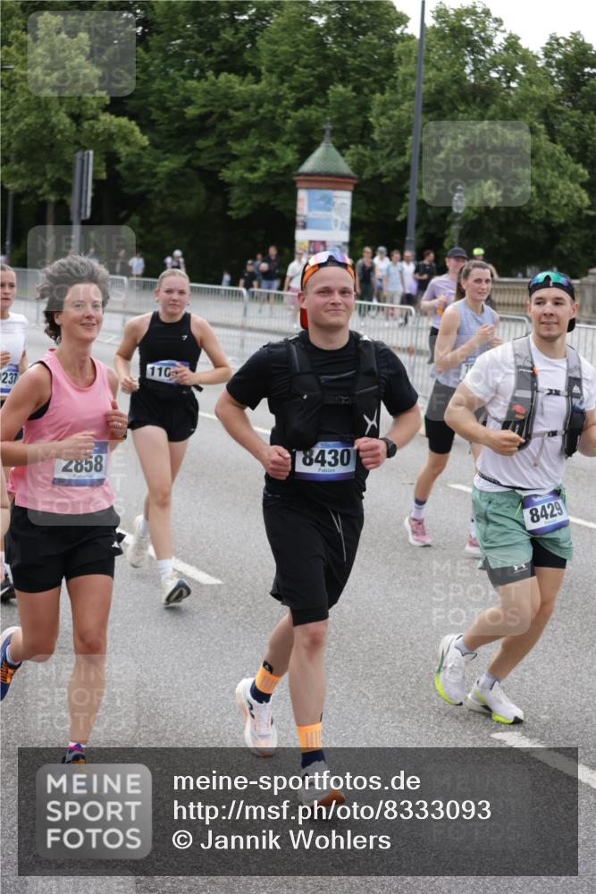 29.06.2025 - hella hamburg halbmarathon Jannik Wohlers http://msf.ph/oto/8333093 29.06.2025 10:40:29 Lombardsbrücke 1075, 1323, 2173, 2299, 2858, 3121, 3306, 3432, 3694, 4044, 4234, 4530, 4774, 4775, 4972, 5753, 6098, 6163, 6289, 6842, 7293, 8053, 8054, 8429, 8430, 9009, 9237, 9437, 9946, 10644, 10940, 11053, 11686, 12191, 12610, 12692, 12699, 13773, 14553, 16028, 16297, 16449, 16450, 17233, 17234, 17267, 17879, 19087 meine-sportfotos.de