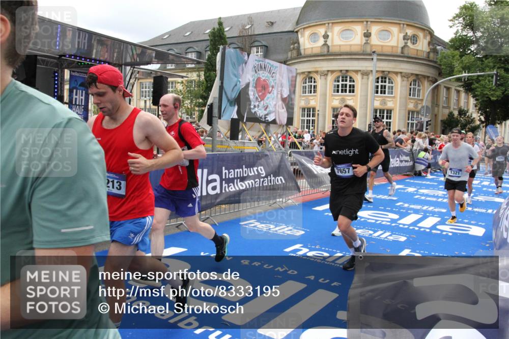 29.06.2025 - hella hamburg halbmarathon Michael Strokosch http://msf.ph/oto/8333195 29.06.2025 10:50:07 Ziel 1216, 1321, 1507, 2020, 3562, 3692, 3852, 7100, 7657, 8313, 9031, 9213, 9303, 9965, 12203, 12271, 13225, 13282, 13758, 14257, 16403, 18228, 18657, 18658, 18884, 19112 meine-sportfotos.de