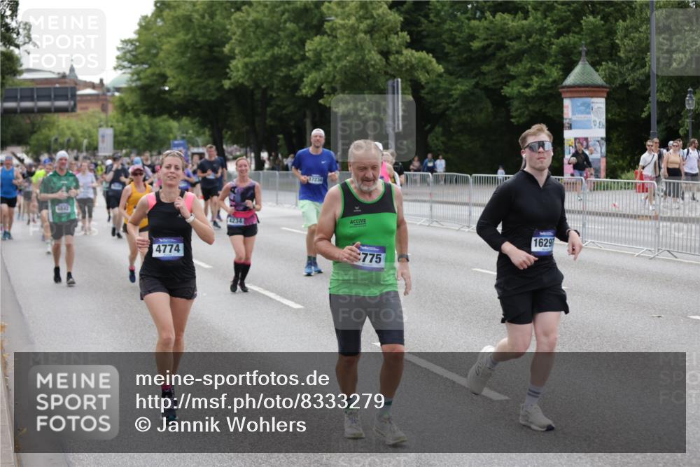 29.06.2025 - hella hamburg halbmarathon Jannik Wohlers http://msf.ph/oto/8333279 29.06.2025 10:40:32 Lombardsbrücke 1075, 1317, 1323, 2299, 2858, 3121, 3432, 3694, 4234, 4530, 4638, 4774, 4775, 5549, 5753, 6098, 6289, 6842, 7293, 7829, 8053, 8054, 8429, 8430, 8769, 9009, 9237, 9437, 10644, 11053, 11686, 11759, 12191, 12610, 12692, 12699, 14553, 14776, 16028, 16297, 16449, 16450, 16802, 17233, 17234, 17879, 18142, 18844, 19087 meine-sportfotos.de