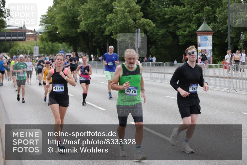 29.06.2025 - hella hamburg halbmarathon Jannik Wohlers http://msf.ph/oto/8333328 29.06.2025 10:40:32 Lombardsbrücke 1075, 1317, 1323, 2299, 2858, 3121, 3432, 3694, 4234, 4530, 4638, 4774, 4775, 5549, 5753, 6098, 6289, 6842, 7293, 7829, 8053, 8054, 8429, 8430, 8769, 9009, 9237, 9437, 10644, 11053, 11686, 11759, 12191, 12610, 12692, 12699, 14553, 14776, 16028, 16297, 16449, 16450, 16802, 17233, 17234, 17879, 18142, 18844, 19087 meine-sportfotos.de
