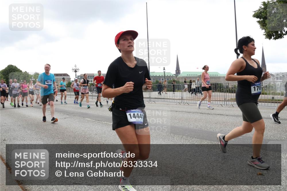29.06.2025 - hella hamburg halbmarathon Lena Gebhardt http://msf.ph/oto/8333334 29.06.2025 10:47:34 Lombardsbrücke 9018, 6256, 1444, 170, 1045, 1246, 1434, 1463, 1523, 1607, 1618, 1639, 1704, 1926, 2148, 2407, 2491, 2537, 2545, 2555, 2704, 2790, 2882, 2994, 3049, 3339, 4037, 4184, 4325, 4423, 4483, 4806, 4895, 4974, 4975, 5621, 5622, 5895, 6255, 6256, 6879, 6995, 7403, 7427, 7430, 7431, 7630, 7631, 7970, 8105, 8131, 8270, 8310, 8550, 8706, 8915, 8953, 9018, 9687, 9696, 9697, 10658, 10991, 11351, 11458, 11730, 11738, 11802, 11909, 12431 meine-sportfotos.de