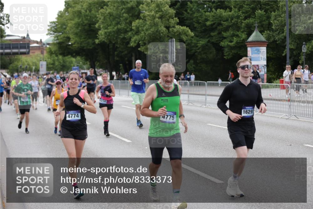 29.06.2025 - hella hamburg halbmarathon Jannik Wohlers http://msf.ph/oto/8333373 29.06.2025 10:40:32 Lombardsbrücke 1075, 1317, 1323, 2299, 2858, 3121, 3432, 3694, 4234, 4530, 4638, 4774, 4775, 5549, 5753, 6098, 6289, 6842, 7293, 7829, 8053, 8054, 8429, 8430, 8769, 9009, 9237, 9437, 10644, 11053, 11686, 11759, 12191, 12610, 12692, 12699, 14553, 14776, 16028, 16297, 16449, 16450, 16802, 17233, 17234, 17879, 18142, 18844, 19087 meine-sportfotos.de