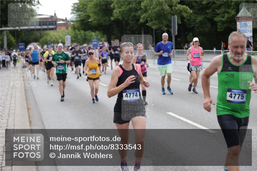 29.06.2025 - hella hamburg halbmarathon Jannik Wohlers http://msf.ph/oto/8333543 29.06.2025 10:40:33 Lombardsbrücke 1075, 1317, 2299, 2858, 3121, 3432, 3694, 4234, 4530, 4638, 4774, 4775, 5086, 5549, 5753, 6098, 6289, 6842, 7293, 7829, 8053, 8054, 8429, 8430, 8769, 9009, 9237, 9437, 10269, 10644, 11053, 11686, 11759, 12191, 12610, 12692, 12699, 14553, 14776, 16028, 16297, 16449, 16450, 16802, 17233, 17234, 17872, 17879, 18142, 18844, 19087 meine-sportfotos.de