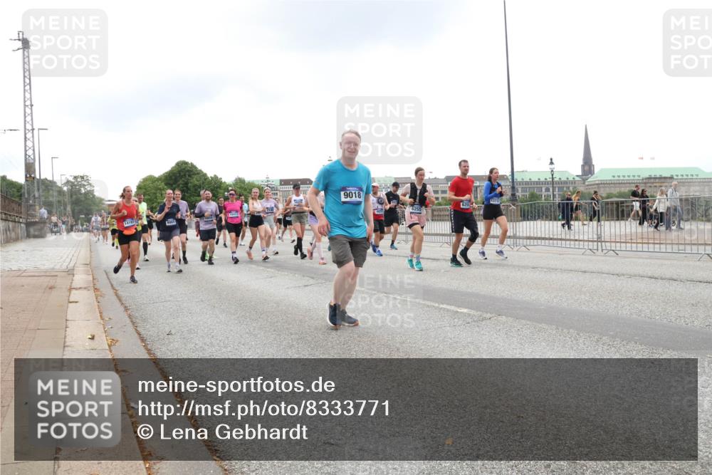 29.06.2025 - hella hamburg halbmarathon Lena Gebhardt http://msf.ph/oto/8333771 29.06.2025 10:47:35 Lombardsbrücke 14197, 15413, 9018, 4975, 1045, 1246, 1434, 1463, 1523, 1618, 1639, 1704, 1926, 2148, 2407, 2491, 2537, 2545, 2704, 2790, 2882, 2994, 3049, 3339, 4037, 4184, 4325, 4423, 4483, 4806, 4895, 4974, 4975, 5621, 5622, 5895, 6255, 6256, 6879, 6995, 7403, 7427, 7430, 7431, 7630, 7631, 7970, 8105, 8131, 8270, 8310, 8550, 8706, 8915, 8953, 9018, 9687, 9696, 9697, 10658, 10991, 11351, 11458, 11730, 11738, 11802, 11909, 12431 meine-sportfotos.de