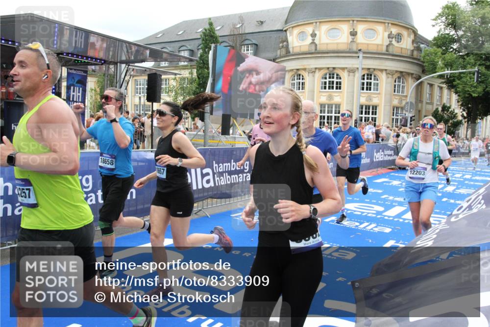 29.06.2025 - hella hamburg halbmarathon Michael Strokosch http://msf.ph/oto/8333909 29.06.2025 10:50:13 Ziel 1119, 1507, 3296, 3562, 7176, 8313, 9031, 9303, 9965, 10371, 11607, 12203, 12235, 13282, 14257, 15620, 18228, 18657, 18658 meine-sportfotos.de