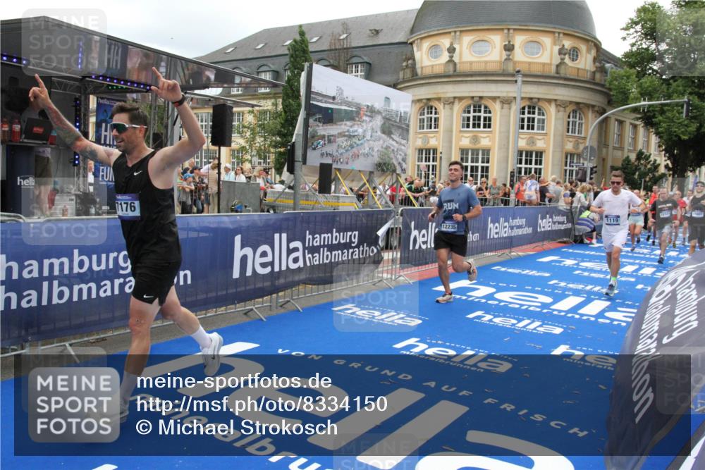 29.06.2025 - hella hamburg halbmarathon Michael Strokosch http://msf.ph/oto/8334150 29.06.2025 10:50:16 Ziel 1119, 3296, 7176, 7930, 7932, 8313, 8921, 10371, 11607, 12235, 13282, 13690, 15620, 18499, 18811, 19040 meine-sportfotos.de