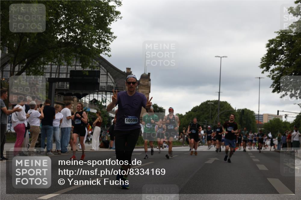 29.06.2025 - hella hamburg halbmarathon Yannick Fuchs http://msf.ph/oto/8334169 29.06.2025 10:51:51 20KM 1595, 1611, 2025, 2488, 2606, 2759, 2806, 2840, 2883, 2907, 3093, 3141, 3859, 4319, 4426, 4467, 4502, 4579, 4632, 4833, 5341, 5926, 6104, 6281, 6302, 6531, 6595, 7138, 7189, 8322, 8585, 9316, 9485, 10599, 10788, 11645, 13465, 13816, 14266, 14571, 15217, 15229, 16517, 16531, 17405, 17415, 17455, 17543, 18068, 18180, 18492, 18501, 18587, 18762, 18891 meine-sportfotos.de
