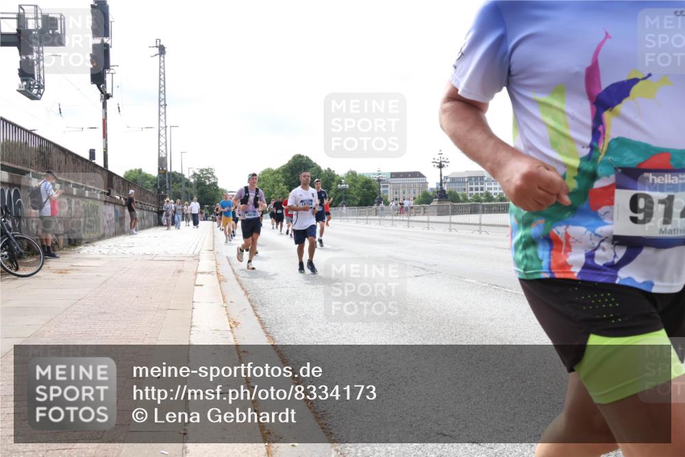 29.06.2025 - hella hamburg halbmarathon Lena Gebhardt http://msf.ph/oto/8334173 29.06.2025 10:13:16 Lombardsbrücke 18754, 914, 1007, 1020, 1051, 1747, 1859, 2942, 2961, 3218, 3360, 3728, 3729, 4187, 4532, 4950, 5546, 6207, 6489, 6724, 7346, 7446, 7447, 7460, 7873, 8279, 8398, 8405, 8913, 9141, 9527, 9612, 10067, 10402, 11720, 12492, 13331, 13928, 14404, 15531, 15922, 16030, 16255, 16323, 16437, 17061, 17474, 17699, 17988, 18048, 18222, 18320, 18530, 18732 meine-sportfotos.de