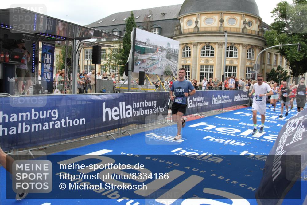 29.06.2025 - hella hamburg halbmarathon Michael Strokosch http://msf.ph/oto/8334186 29.06.2025 10:50:17 Ziel 1119, 3296, 4933, 7176, 7930, 7932, 8921, 10371, 11607, 12235, 13609, 13690, 15620, 16000, 18499, 18811, 19040 meine-sportfotos.de
