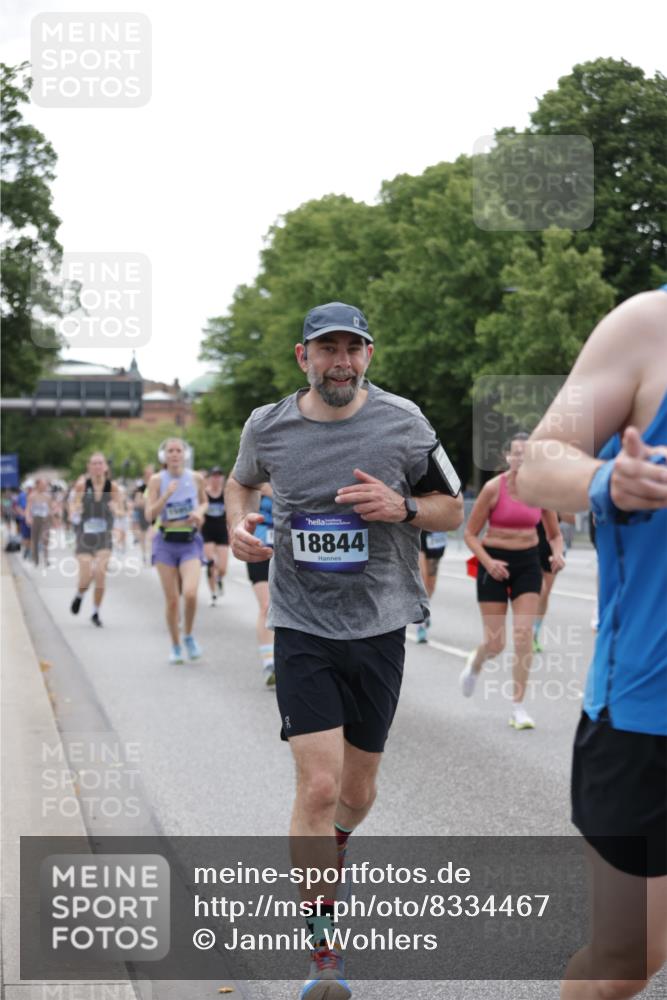 29.06.2025 - hella hamburg halbmarathon Jannik Wohlers http://msf.ph/oto/8334467 29.06.2025 10:40:43 Lombardsbrücke 1317, 1731, 2229, 2805, 4234, 4412, 4638, 4774, 5086, 5225, 5549, 6088, 6474, 6842, 7661, 7821, 7829, 8293, 8385, 8751, 8769, 8878, 9962, 10269, 10407, 10644, 10835, 11759, 11851, 13168, 13778, 13848, 14253, 14553, 14776, 15076, 15953, 16297, 16454, 16802, 16846, 16981, 17233, 17234, 17872, 17879, 18142, 18494, 18580, 18844 meine-sportfotos.de