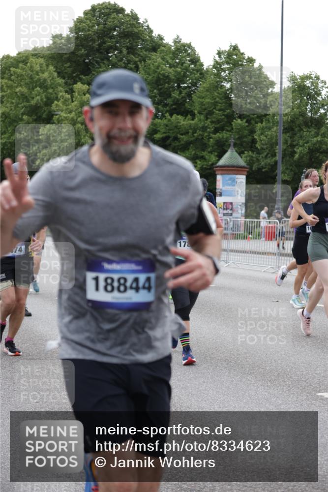 29.06.2025 - hella hamburg halbmarathon Jannik Wohlers http://msf.ph/oto/8334623 29.06.2025 10:40:44 Lombardsbrücke 1317, 1731, 2229, 2805, 4234, 4412, 4638, 5086, 5225, 5549, 6088, 6474, 6842, 7661, 7821, 7829, 8293, 8385, 8751, 8769, 8878, 8992, 9962, 10269, 10407, 10644, 10835, 11759, 11851, 13168, 13778, 13848, 14253, 14553, 14776, 15076, 15953, 16297, 16454, 16802, 16846, 16981, 17233, 17234, 17872, 17879, 18142, 18494, 18580, 18844, 18888 meine-sportfotos.de