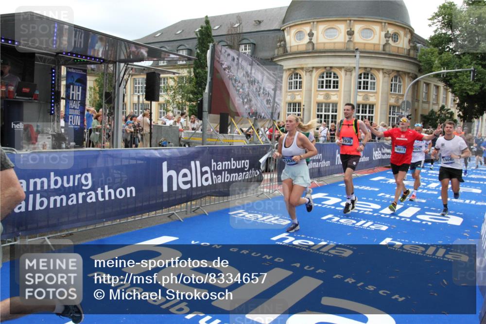 29.06.2025 - hella hamburg halbmarathon Michael Strokosch http://msf.ph/oto/8334657 29.06.2025 10:50:20 Ziel 1119, 4933, 7930, 7932, 8921, 10371, 11607, 12949, 13609, 13690, 14034, 15620, 16000, 16242, 18499, 18811, 19040 meine-sportfotos.de