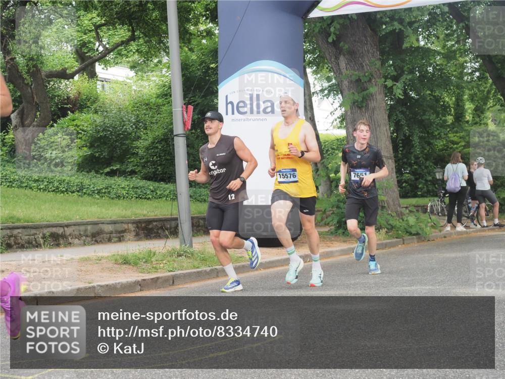 29.06.2025 - hella hamburg halbmarathon KatJ http://msf.ph/oto/8334740 29.06.2025 10:17:45 Zwischen KM18-KM19 1122, 2604, 7651 meine-sportfotos.de
