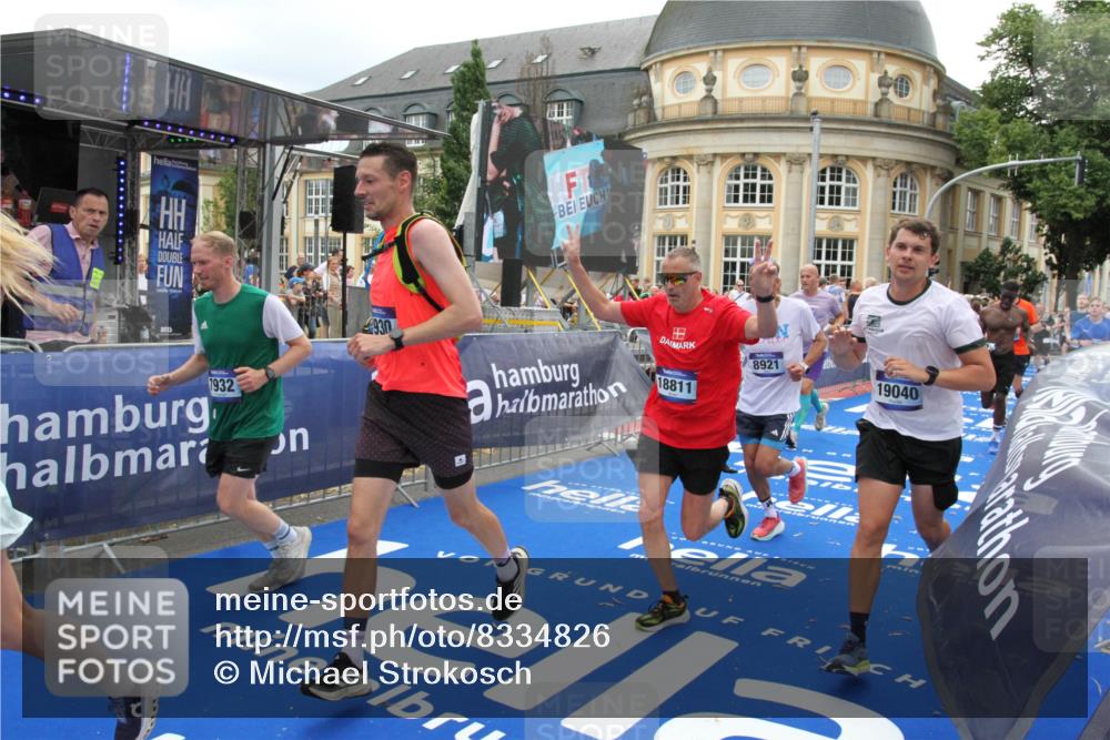 29.06.2025 - hella hamburg halbmarathon Michael Strokosch http://msf.ph/oto/8334826 29.06.2025 10:50:21 Ziel 4933, 7930, 7932, 8921, 10371, 12949, 13609, 13690, 14034, 15620, 16000, 16242, 18499, 18811, 19040 meine-sportfotos.de