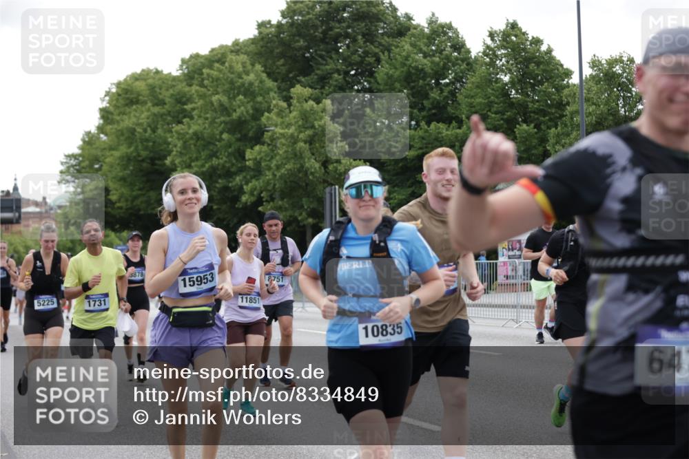29.06.2025 - hella hamburg halbmarathon Jannik Wohlers http://msf.ph/oto/8334849 29.06.2025 10:40:46 Lombardsbrücke 1317, 1731, 2229, 2805, 3532, 3533, 4234, 4412, 4638, 5086, 5225, 5549, 5688, 5689, 6088, 6474, 6842, 7661, 7821, 7829, 8293, 8385, 8751, 8769, 8878, 8992, 9962, 10269, 10407, 10644, 10835, 11759, 11851, 13168, 13778, 13848, 14253, 14553, 14776, 15076, 15953, 16454, 16802, 16846, 16981, 17233, 17234, 17872, 17879, 18142, 18494, 18580, 18844, 18888 meine-sportfotos.de