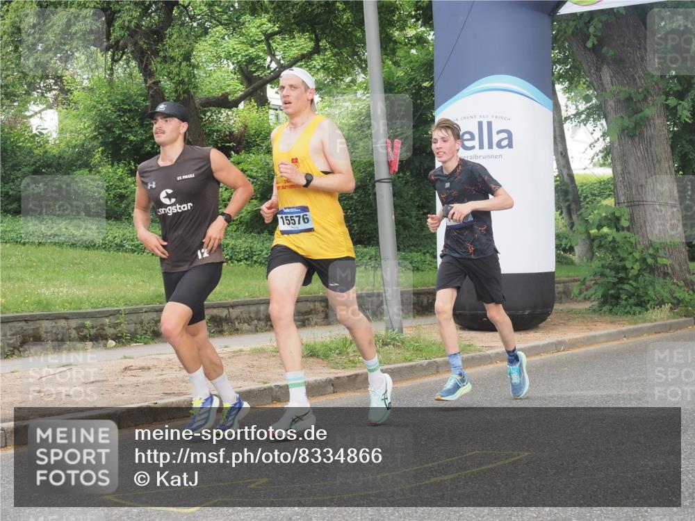 29.06.2025 - hella hamburg halbmarathon KatJ http://msf.ph/oto/8334866 29.06.2025 10:17:45 Zwischen KM18-KM19 1122, 2604, 7651 meine-sportfotos.de