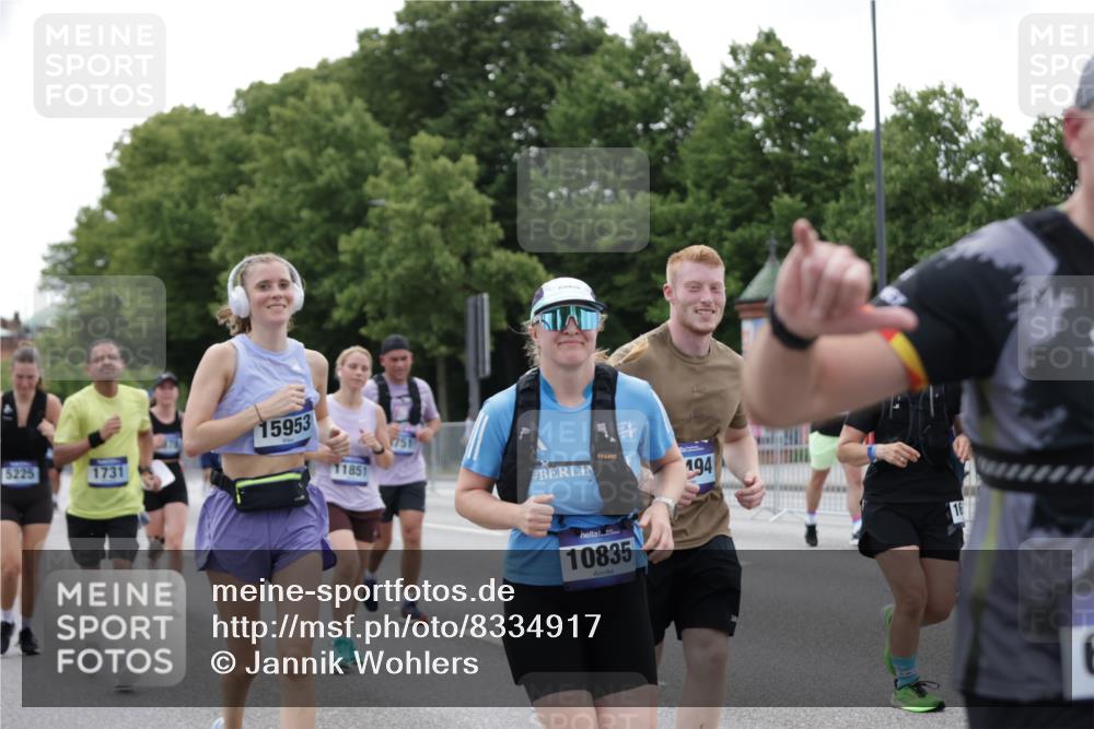 29.06.2025 - hella hamburg halbmarathon Jannik Wohlers http://msf.ph/oto/8334917 29.06.2025 10:40:46 Lombardsbrücke 1317, 1731, 2229, 2805, 3532, 3533, 4234, 4412, 4638, 5086, 5225, 5549, 5688, 5689, 6088, 6474, 6842, 7661, 7821, 7829, 8293, 8385, 8751, 8769, 8878, 8992, 9962, 10269, 10407, 10644, 10835, 11759, 11851, 13168, 13778, 13848, 14253, 14553, 14776, 15076, 15953, 16454, 16802, 16846, 16981, 17233, 17234, 17872, 17879, 18142, 18494, 18580, 18844, 18888 meine-sportfotos.de