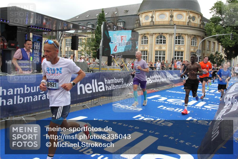29.06.2025 - hella hamburg halbmarathon Michael Strokosch http://msf.ph/oto/8335043 29.06.2025 10:50:22 Ziel 4247, 4933, 7930, 7932, 8899, 8921, 12949, 13609, 13690, 14034, 15620, 16000, 16242, 18499, 18811, 19040 meine-sportfotos.de