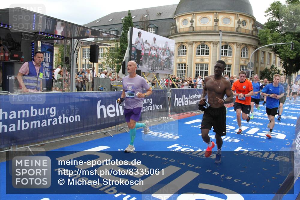 29.06.2025 - hella hamburg halbmarathon Michael Strokosch http://msf.ph/oto/8335061 29.06.2025 10:50:22 Ziel 4247, 4933, 7930, 7932, 8899, 8921, 12949, 13609, 13690, 14034, 15620, 16000, 16242, 18499, 18811, 19040 meine-sportfotos.de