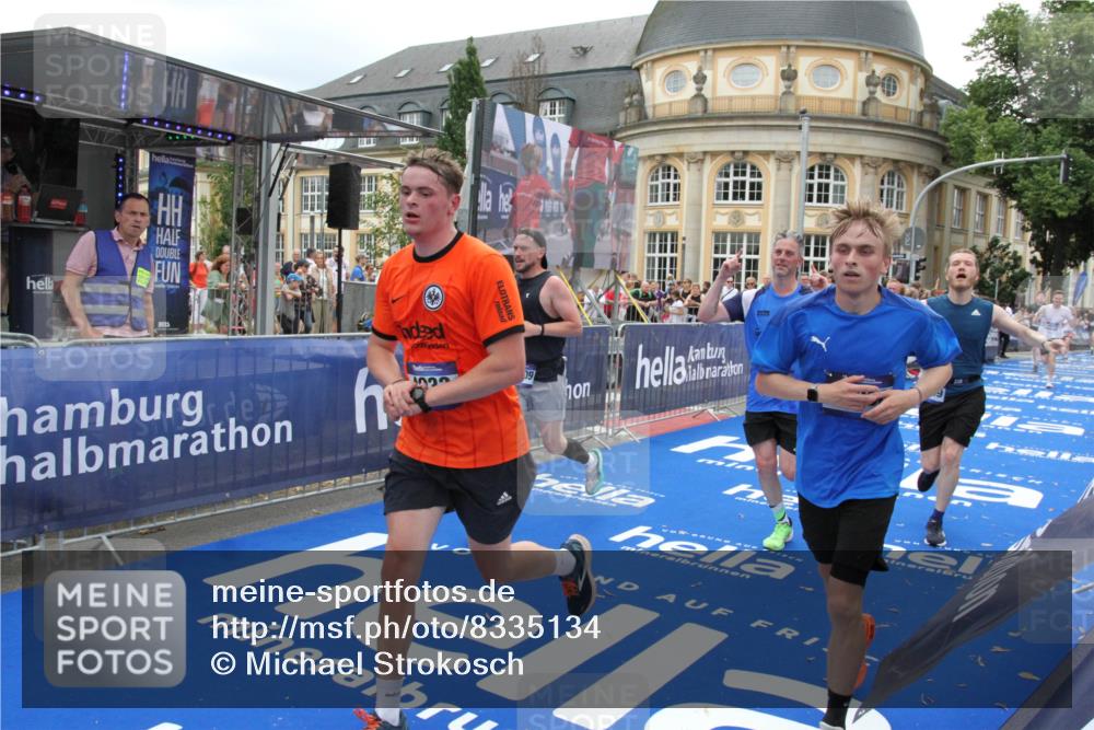 29.06.2025 - hella hamburg halbmarathon Michael Strokosch http://msf.ph/oto/8335134 29.06.2025 10:50:24 Ziel 4247, 4933, 6795, 8899, 8921, 12035, 12949, 13609, 13690, 14034, 16000, 16242, 18499 meine-sportfotos.de