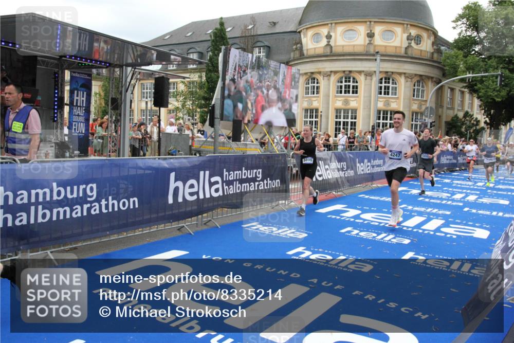 29.06.2025 - hella hamburg halbmarathon Michael Strokosch http://msf.ph/oto/8335214 29.06.2025 10:50:27 Ziel 4127, 4247, 6795, 8899, 11455, 12035, 12624, 12949, 14034, 16242, 18394 meine-sportfotos.de