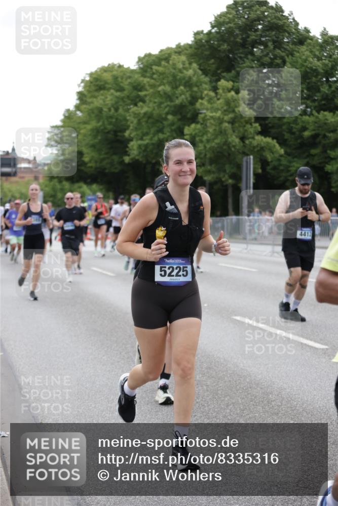 29.06.2025 - hella hamburg halbmarathon Jannik Wohlers http://msf.ph/oto/8335316 29.06.2025 10:40:49 Lombardsbrücke 1317, 1731, 2229, 2805, 3532, 3533, 4412, 4638, 5086, 5225, 5549, 5688, 5689, 5928, 6088, 6250, 6474, 7661, 7821, 7829, 8293, 8385, 8586, 8751, 8769, 8878, 8992, 9962, 10181, 10269, 10407, 10644, 10835, 11759, 11851, 13168, 13299, 13373, 13778, 13848, 14253, 14376, 14776, 15076, 15953, 16260, 16454, 16559, 16802, 16846, 16981, 17370, 17872, 18142, 18494, 18580, 18844, 18888 meine-sportfotos.de