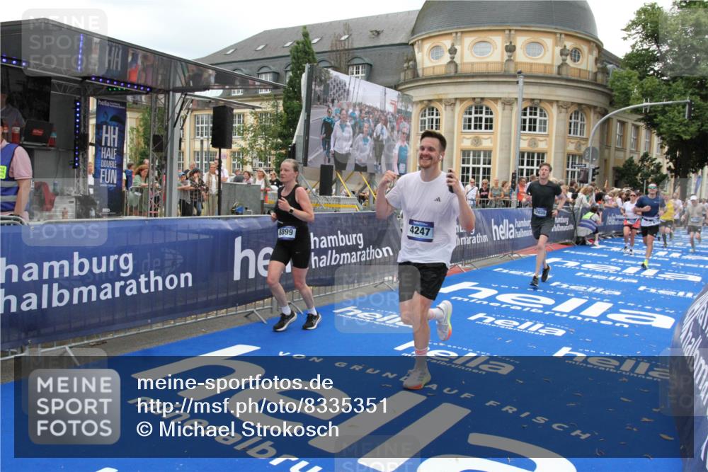 29.06.2025 - hella hamburg halbmarathon Michael Strokosch http://msf.ph/oto/8335351 29.06.2025 10:50:28 Ziel 4127, 4247, 6795, 8899, 11455, 12035, 12624, 14034, 14626, 17319, 18394 meine-sportfotos.de