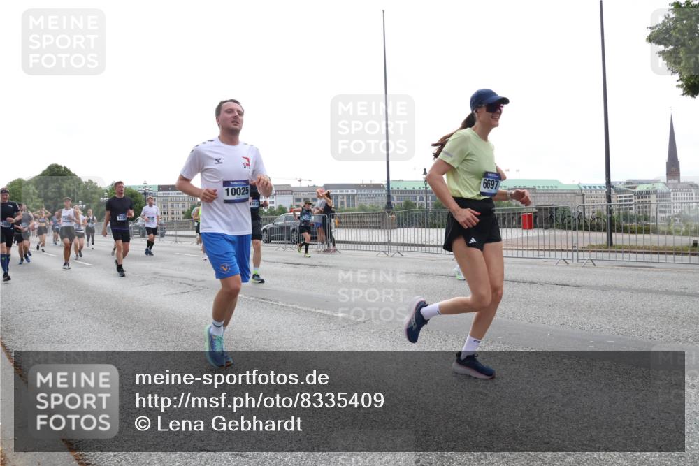 29.06.2025 - hella hamburg halbmarathon Lena Gebhardt http://msf.ph/oto/8335409 29.06.2025 10:38:04 Lombardsbrücke 10025, 6697, 1196, 1394, 1457, 1475, 1578, 1596, 1742, 1791, 1799, 1901, 1966, 1985, 2113, 2199, 2498, 2786, 2853, 3010, 3230, 3242, 3246, 3338, 3635, 3636, 3716, 3880, 4414, 4921, 5139, 5300, 5522, 5713, 5875, 6199, 6200, 6243, 6362, 6697, 6751, 6930, 7118, 7165, 7244, 7321, 7350, 7552, 7629, 7696, 7868, 7914, 8985, 9247, 9288, 9895, 10159, 10506, 10836, 11087, 11543, 12254, 12472, 12824, 16680, 17798 meine-sportfotos.de