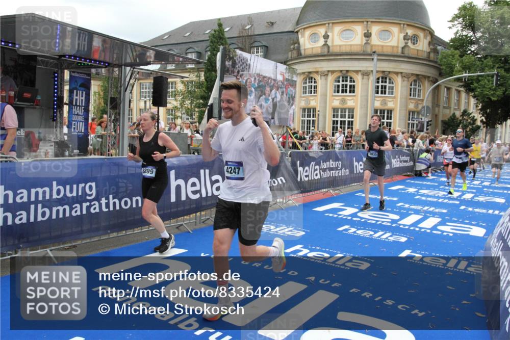 29.06.2025 - hella hamburg halbmarathon Michael Strokosch http://msf.ph/oto/8335424 29.06.2025 10:50:29 Ziel 4127, 4247, 6795, 8153, 8899, 11455, 12035, 12624, 14034, 14626, 17319, 18394 meine-sportfotos.de