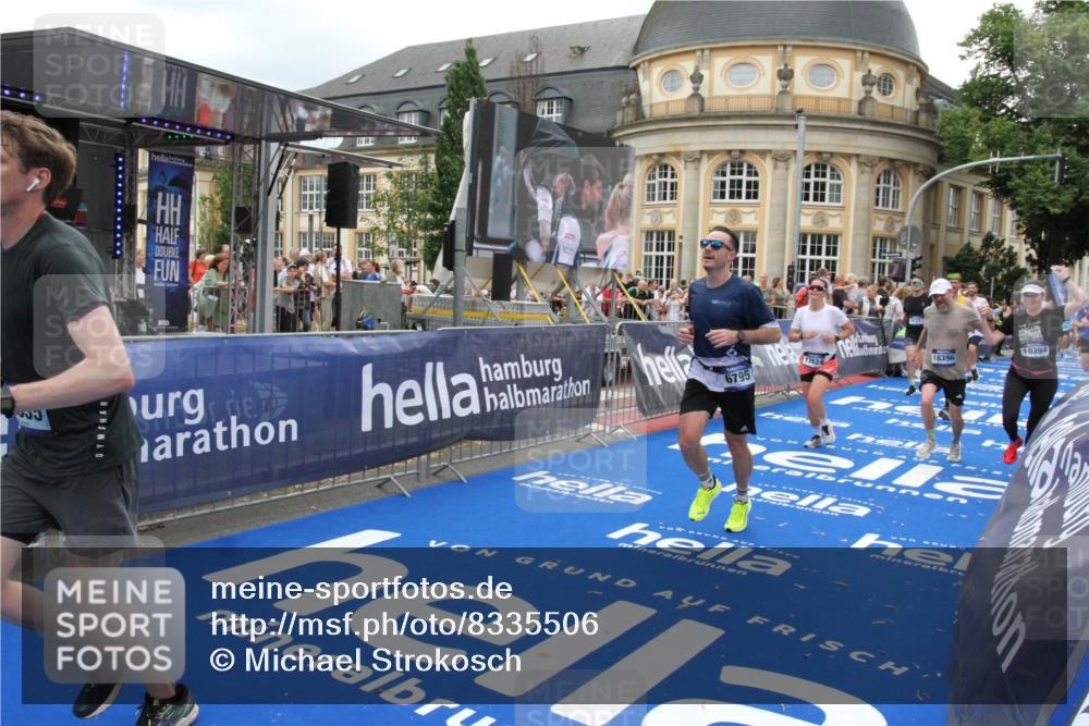 29.06.2025 - hella hamburg halbmarathon Michael Strokosch http://msf.ph/oto/8335506 29.06.2025 10:50:31 Ziel 3414, 4127, 4247, 5447, 6795, 8153, 8899, 11455, 12035, 12624, 14626, 17319, 18394 meine-sportfotos.de