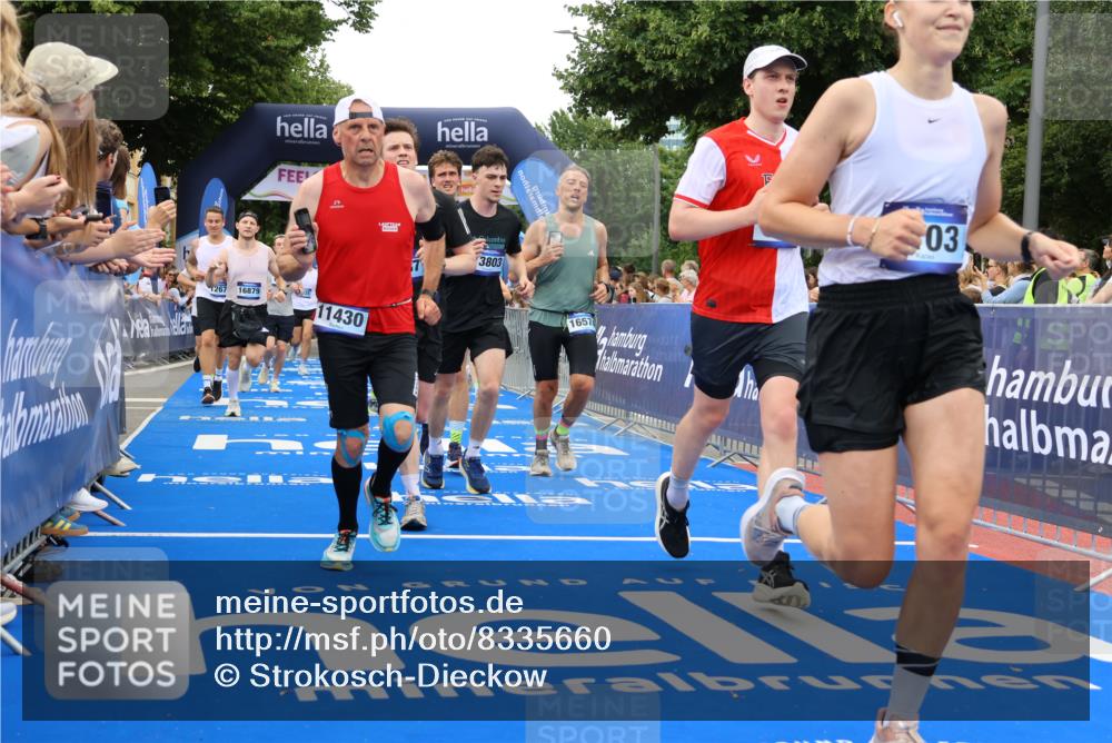 29.06.2025 - hella hamburg halbmarathon Strokosch-Dieckow http://msf.ph/oto/8335660 29.06.2025 10:54:17 Ziel 1267, 1442, 3103, 3177, 3426, 3861, 3898, 4635, 6082, 6084, 6443, 6511, 6512, 7274, 8223, 8772, 11430, 12213, 12362, 13033, 13289, 13803, 15169, 15524, 15946, 16327, 16527, 16574, 16750, 16780, 16879, 17087, 17698, 18268 meine-sportfotos.de
