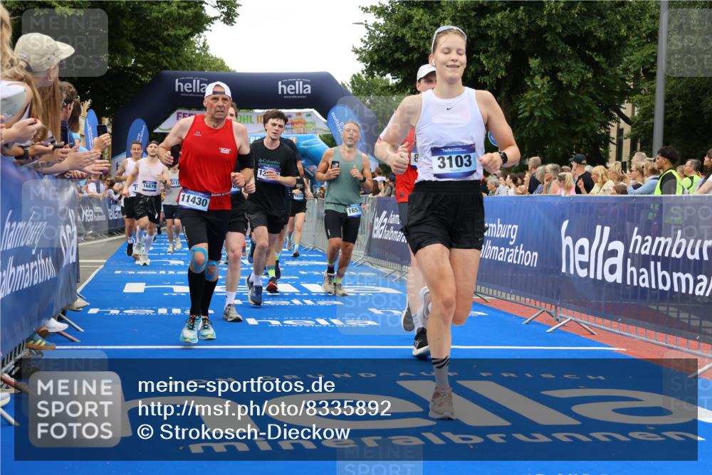 29.06.2025 - hella hamburg halbmarathon Strokosch-Dieckow http://msf.ph/oto/8335892 29.06.2025 10:54:17 Ziel 1267, 1442, 3103, 3177, 3426, 3861, 3898, 4635, 6082, 6084, 6443, 6511, 6512, 7274, 8223, 8772, 11430, 12213, 12362, 13033, 13289, 13803, 15169, 15524, 15946, 16327, 16527, 16574, 16750, 16780, 16879, 17087, 17698, 18268 meine-sportfotos.de