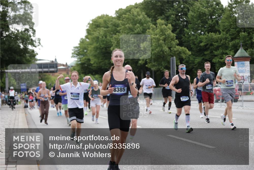 29.06.2025 - hella hamburg halbmarathon Jannik Wohlers http://msf.ph/oto/8335896 29.06.2025 10:40:52 Lombardsbrücke 1542, 1731, 2229, 2805, 3532, 3533, 4412, 4638, 5086, 5225, 5688, 5689, 5928, 5942, 6088, 6250, 6474, 6793, 6894, 7661, 7821, 7829, 8293, 8385, 8586, 8751, 8769, 8878, 8992, 9962, 10181, 10269, 10407, 10835, 11851, 13168, 13299, 13373, 13778, 13848, 14037, 14253, 14376, 14776, 15076, 15224, 15953, 16260, 16454, 16559, 16846, 16981, 17370, 17872, 18142, 18494, 18580, 18844, 18888 meine-sportfotos.de
