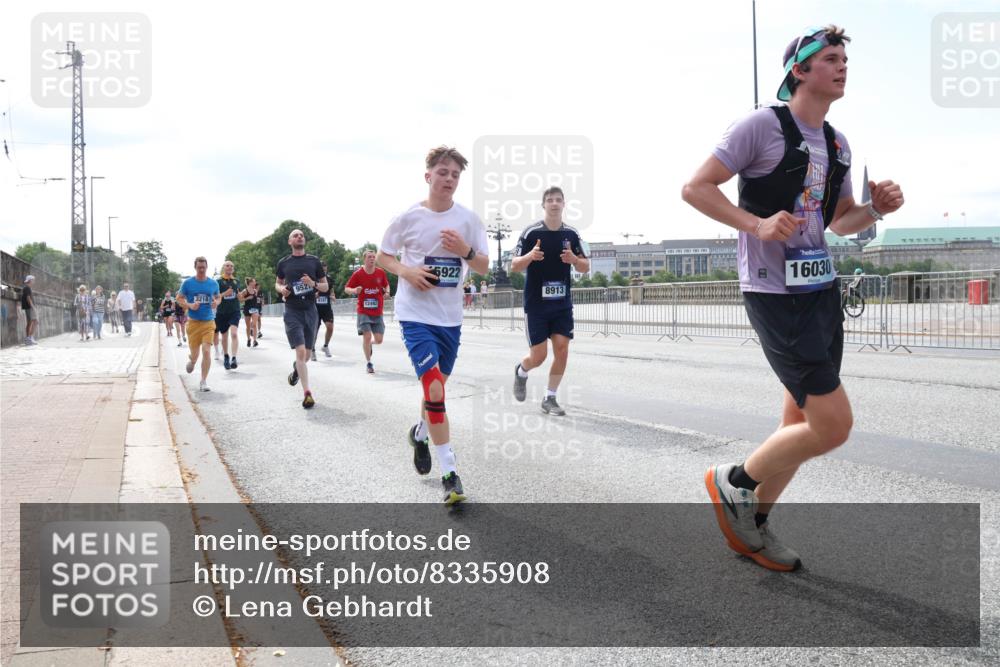 29.06.2025 - hella hamburg halbmarathon Lena Gebhardt http://msf.ph/oto/8335908 29.06.2025 10:13:19 Lombardsbrücke 952, 12492, 5922, 8913, 16030, 1007, 1020, 1051, 1747, 1859, 2055, 2942, 2961, 3218, 3360, 3728, 3729, 4187, 4532, 4795, 4950, 5546, 6489, 6717, 6724, 7346, 7446, 7447, 7460, 7873, 8279, 8398, 8405, 8913, 9141, 9527, 9612, 10067, 10402, 11720, 12492, 13331, 13928, 14404, 15531, 15663, 15922, 16030, 16255, 16323, 16437, 17474, 17699, 17988, 18048, 18222, 18231, 18320, 18530, 18732 meine-sportfotos.de