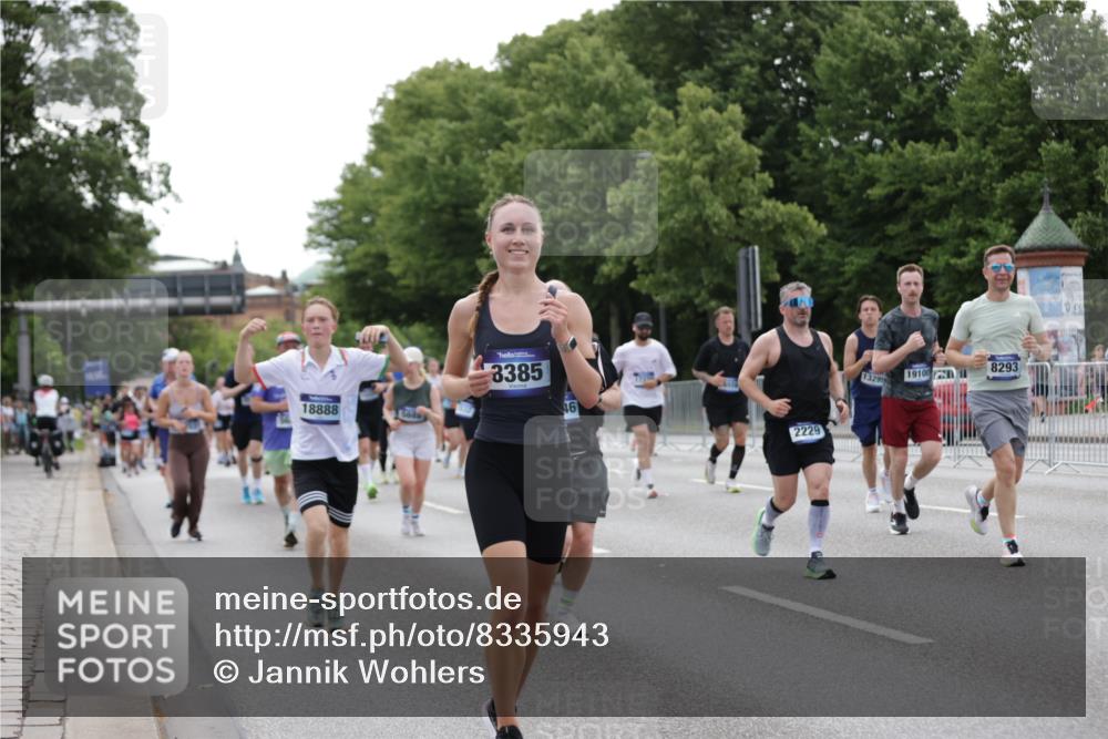 29.06.2025 - hella hamburg halbmarathon Jannik Wohlers http://msf.ph/oto/8335943 29.06.2025 10:40:52 Lombardsbrücke 1542, 1731, 2229, 2805, 3532, 3533, 4412, 4638, 5086, 5225, 5688, 5689, 5928, 5942, 6088, 6250, 6474, 6793, 6894, 7661, 7821, 7829, 8293, 8385, 8586, 8751, 8769, 8878, 8992, 9962, 10181, 10269, 10407, 10835, 11851, 13168, 13299, 13373, 13778, 13848, 14037, 14253, 14376, 14776, 15076, 15224, 15953, 16260, 16454, 16559, 16846, 16981, 17370, 17872, 18142, 18494, 18580, 18844, 18888 meine-sportfotos.de