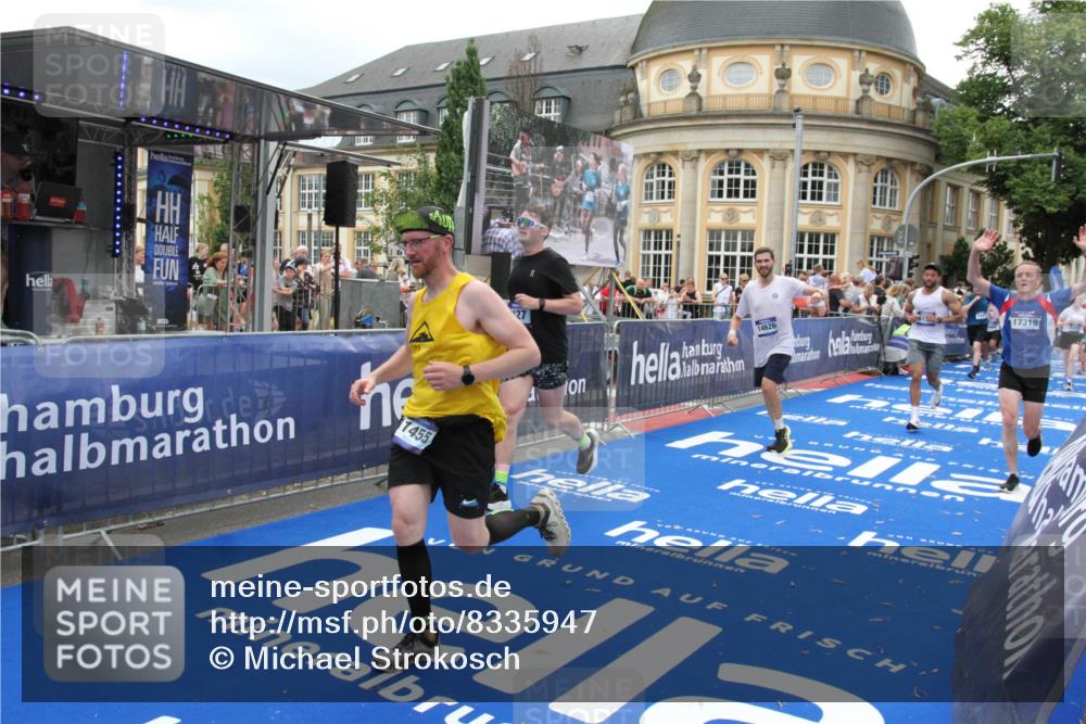 29.06.2025 - hella hamburg halbmarathon Michael Strokosch http://msf.ph/oto/8335947 29.06.2025 10:50:34 Ziel 1750, 3414, 4127, 5447, 6282, 7397, 8153, 8576, 11214, 11455, 12624, 13812, 14626, 15803, 16806, 17179, 17247, 17319, 18006, 18394 meine-sportfotos.de