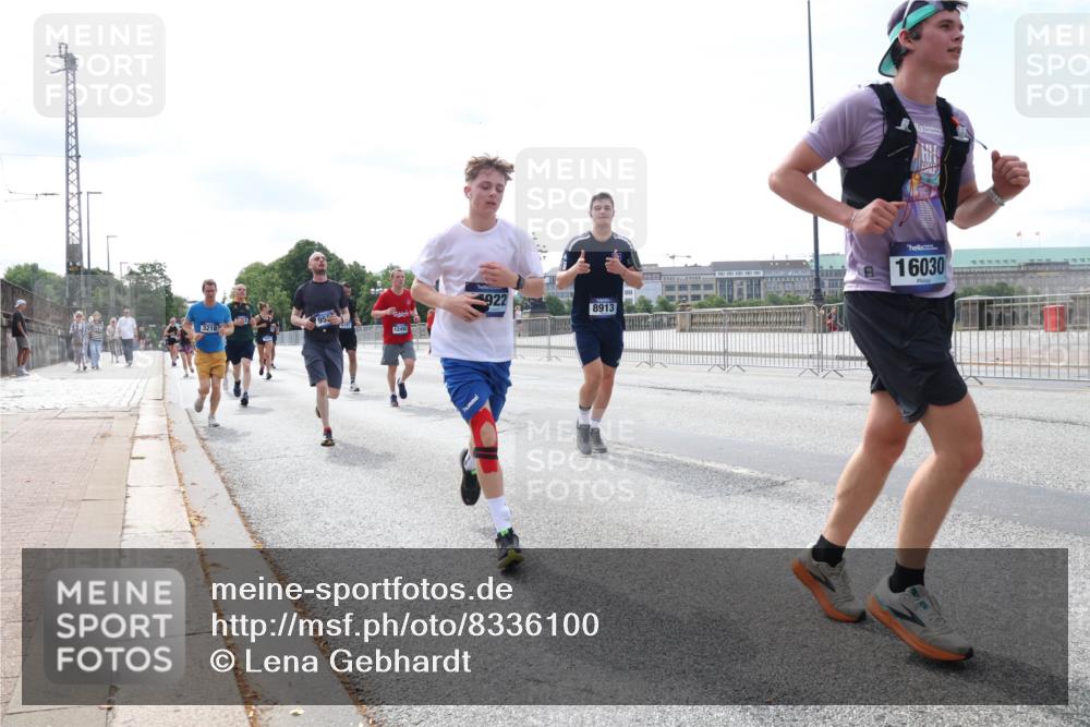 29.06.2025 - hella hamburg halbmarathon Lena Gebhardt http://msf.ph/oto/8336100 29.06.2025 10:13:20 Lombardsbrücke 3218, 12492, 922, 8913, 16030, 1007, 1020, 1051, 1747, 1859, 2055, 2942, 2961, 3218, 3360, 3728, 3729, 4187, 4532, 4795, 4950, 5546, 6489, 6717, 6724, 7346, 7446, 7447, 7460, 7873, 8279, 8398, 8405, 8913, 9128, 9141, 9527, 9612, 10067, 10402, 11720, 12492, 13331, 13928, 14404, 15531, 15663, 15922, 16030, 16255, 16323, 16437, 17474, 17699, 17988, 18048, 18222, 18231, 18320, 18530, 18732 meine-sportfotos.de