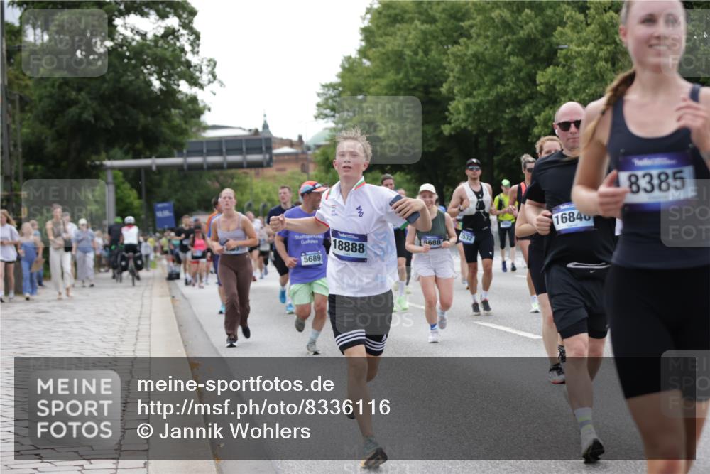 29.06.2025 - hella hamburg halbmarathon Jannik Wohlers http://msf.ph/oto/8336116 29.06.2025 10:40:53 Lombardsbrücke 1536, 1542, 1731, 2229, 2805, 3532, 3533, 3623, 4412, 4638, 5086, 5225, 5688, 5689, 5928, 5942, 6088, 6250, 6474, 6793, 6894, 7661, 7821, 8293, 8385, 8586, 8751, 8769, 8878, 8992, 9962, 10181, 10269, 10407, 10835, 11209, 11851, 13168, 13299, 13373, 13778, 13848, 14037, 14253, 14376, 15076, 15224, 15953, 16260, 16454, 16559, 16846, 16981, 17370, 17872, 18494, 18580, 18844, 18888 meine-sportfotos.de