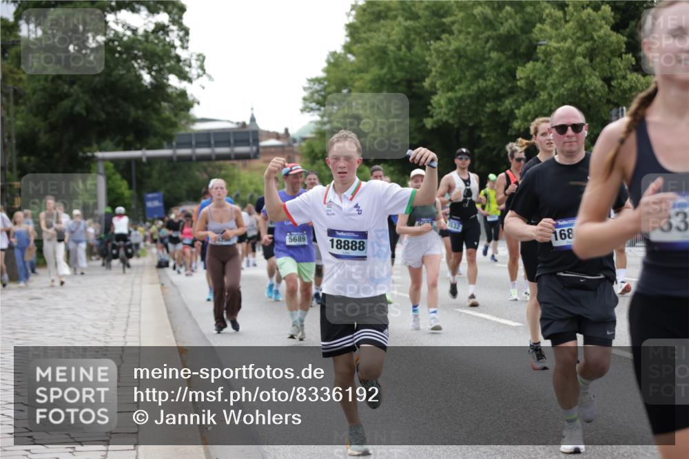 29.06.2025 - hella hamburg halbmarathon Jannik Wohlers http://msf.ph/oto/8336192 29.06.2025 10:40:54 Lombardsbrücke 1536, 1542, 1731, 2229, 2258, 2805, 3532, 3533, 3623, 4412, 4610, 5086, 5225, 5688, 5689, 5928, 5942, 6088, 6250, 6474, 6793, 6894, 7661, 7821, 8293, 8385, 8586, 8751, 8878, 8992, 9962, 10181, 10269, 10407, 10835, 11209, 11851, 13168, 13299, 13373, 13778, 13848, 14037, 14253, 14376, 15076, 15224, 15953, 16260, 16454, 16559, 16846, 16981, 17370, 17872, 18494, 18580, 18888 meine-sportfotos.de