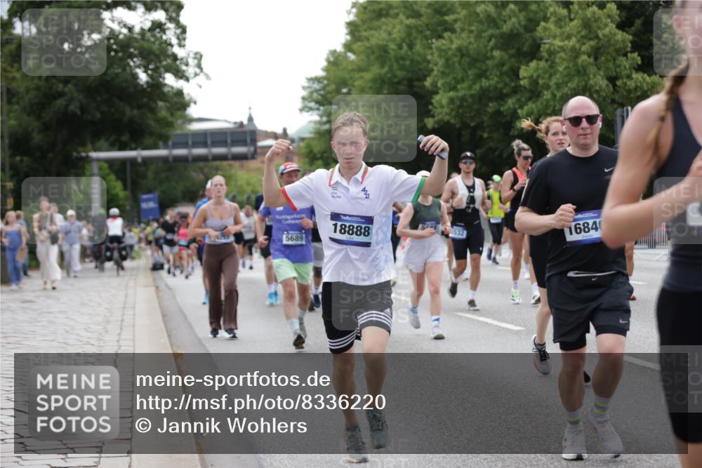 29.06.2025 - hella hamburg halbmarathon Jannik Wohlers http://msf.ph/oto/8336220 29.06.2025 10:40:54 Lombardsbrücke 1536, 1542, 1731, 2229, 2258, 2805, 3532, 3533, 3623, 4412, 4610, 5086, 5225, 5688, 5689, 5928, 5942, 6088, 6250, 6474, 6793, 6894, 7661, 7821, 8293, 8385, 8586, 8751, 8878, 8992, 9962, 10181, 10269, 10407, 10835, 11209, 11851, 13168, 13299, 13373, 13778, 13848, 14037, 14253, 14376, 15076, 15224, 15953, 16260, 16454, 16559, 16846, 16981, 17370, 17872, 18494, 18580, 18888 meine-sportfotos.de