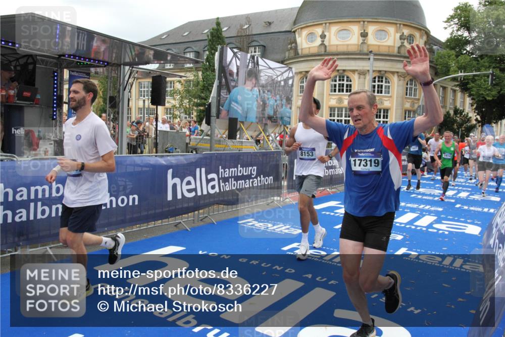 29.06.2025 - hella hamburg halbmarathon Michael Strokosch http://msf.ph/oto/8336227 29.06.2025 10:50:35 Ziel 1750, 3414, 4127, 5447, 6282, 7397, 8153, 8576, 11214, 11455, 12624, 13812, 14626, 15803, 16806, 17179, 17247, 17319, 18006 meine-sportfotos.de